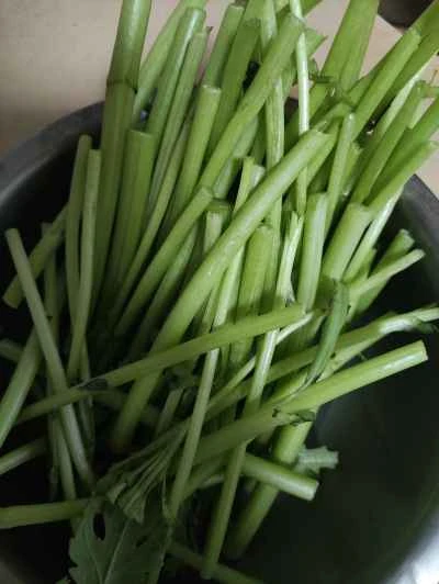 中華ソーセージと菊菜の炒め物の作り方:1