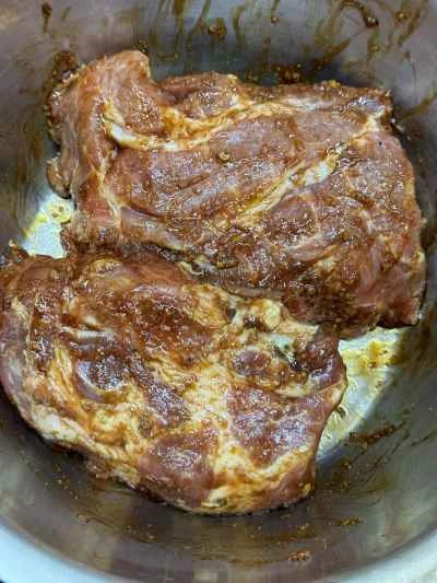 サテソースで炒めた豚バラ肉：手順4