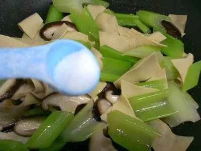 椎茸、豆腐皮、セロリの炒め物の作り方：8