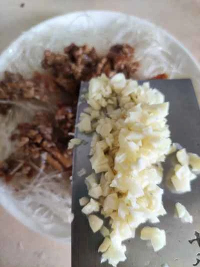 蒸しタロイモと春雨のミートソース炒め：手順5