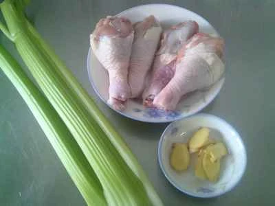 セロリ入り豚もも肉炒めの作り方：1