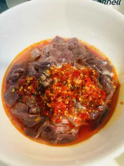 豚レバーと唐辛子とニンニクの芽の炒め物を作る手順：1