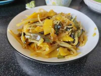 千切りジャガイモ、ナス、マンゴーの炒め物のレシピ