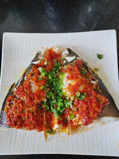 刻んだ唐辛子を添えた蒸し魚の頭のレシピ