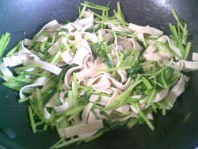 セロリと豆腐の皮の炒め物の作り方：12