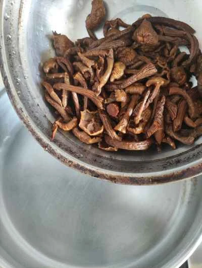 野生キノコ入り蒸し鶏もも肉の作り方：4