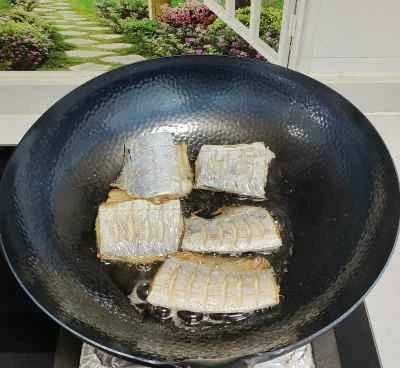 フライパンで焼いたリボンフィッシュのレシピ手順:2
