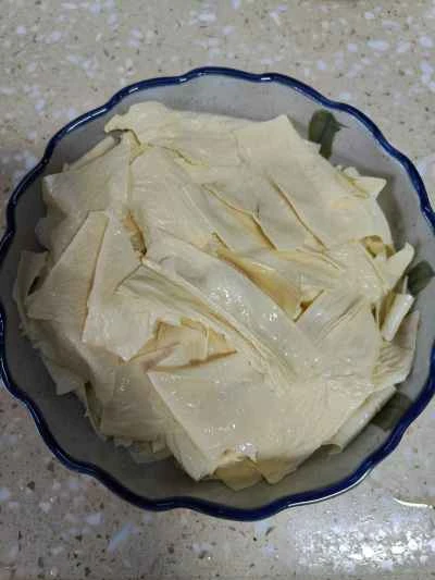 サテソースで豆腐皮と牛肉の蒸し煮を作る手順：6