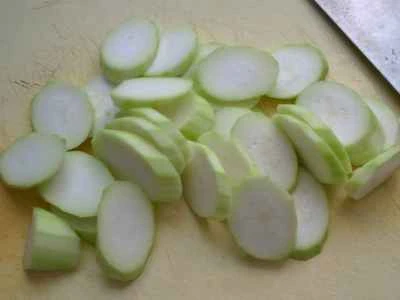 夜咲き花とこんにゃく麺を使ったエビ風味の団子の作り方：4