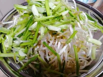 ニラともやしの炒め物の作り方：1