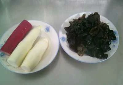 黒キクラゲと赤ソーセージの炒め物を作る手順：1