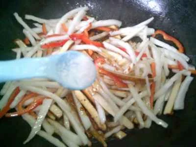 白菜の茎と赤ピーマン、干し豆腐の炒め物の作り方：7