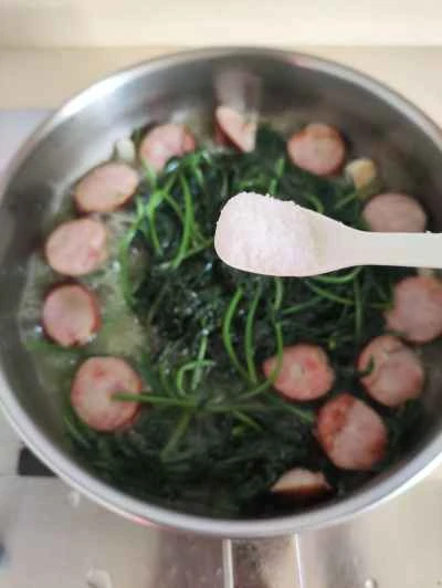 サツマイモの葉と赤ソーセージの炒め物の作り方：5