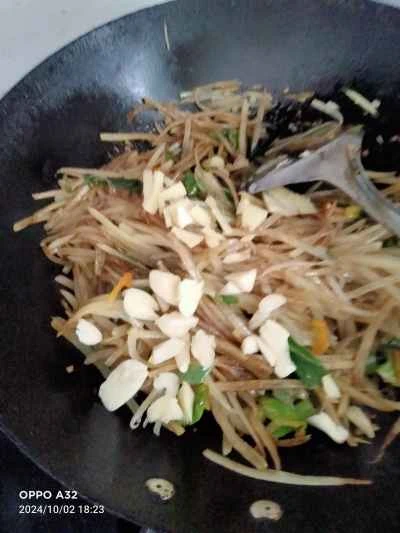 酢で炒めた千切りジャガイモの作り方：10