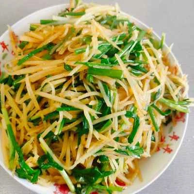 細切りジャガイモとチャイブの炒め物の作り方：3