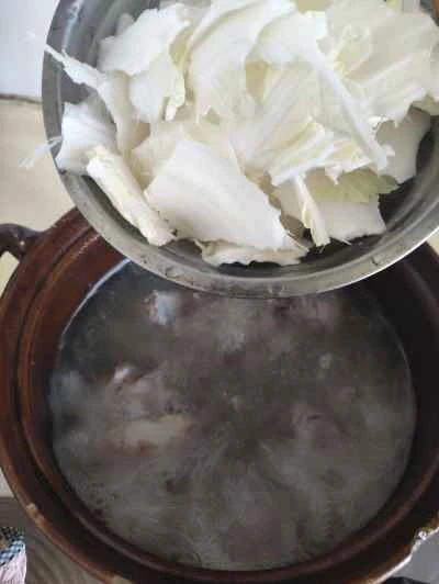 手で千切りしたキャベツと春雨を使った豚スペアリブの煮込みの作り方：5