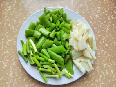 スイートピーとカシューナッツの鶏肉炒めの作り方：2