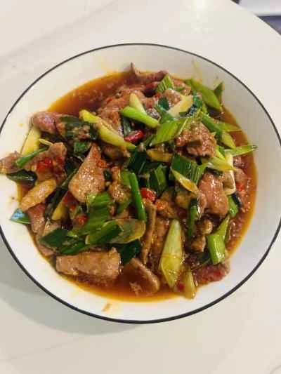 豚レバーと唐辛子、ニンニクの芽の炒め物のレシピ