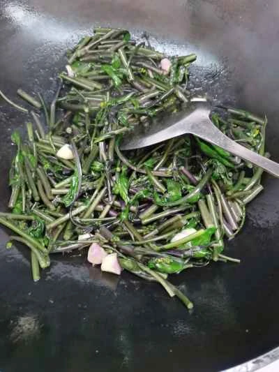 ニンニク入り赤カラシナ炒めの作り方：6