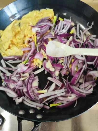 玉ねぎ入りスクランブルエッグの作り方：6