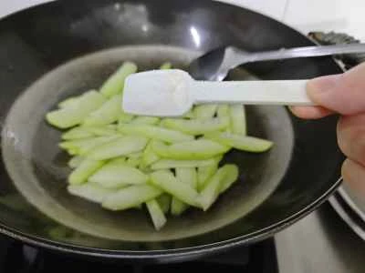 牛肉とチャヨテの炒め物の作り方：6