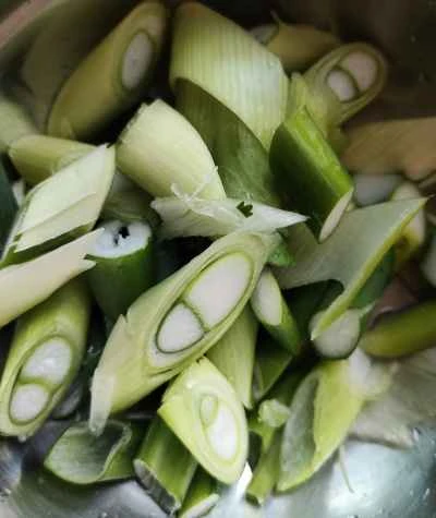 ネギ入りラム肉の炒め物を作る手順：2