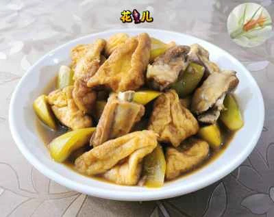 油で揚げた三角の夜咲き花と豚スペアリブの煮込みのレシピ