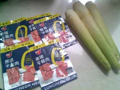 水竹を使ったランチョンミート炒めの作り方：1