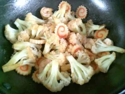 新鮮なエビとフィッシュケーキのカリフラワー炒めの作り方：11