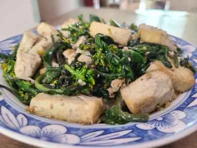 豆腐と赤からし菜の炒め物のレシピ