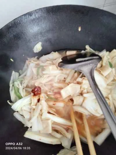 豆腐の結び目とキャベツの炒め物の作り方：5