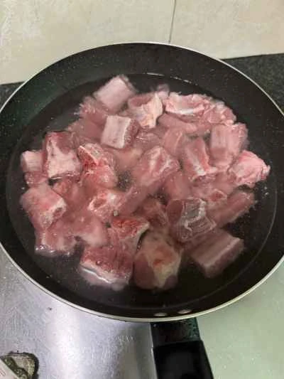 ウズラの卵入り豚スペアリブの煮込みの作り方：1