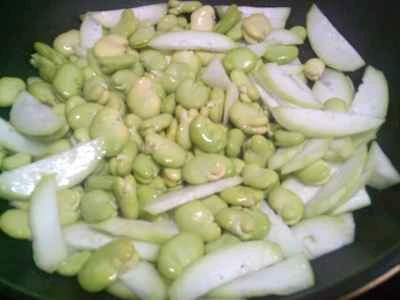 漬物、そら豆、肉を一晩煮込む手順：4