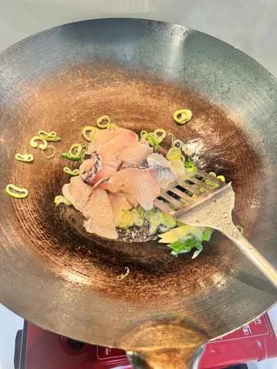 生姜とネギの魚の切り身を作る手順：2