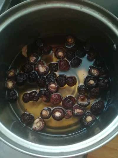 玉ねぎとキノコの炒め物を作る手順：1