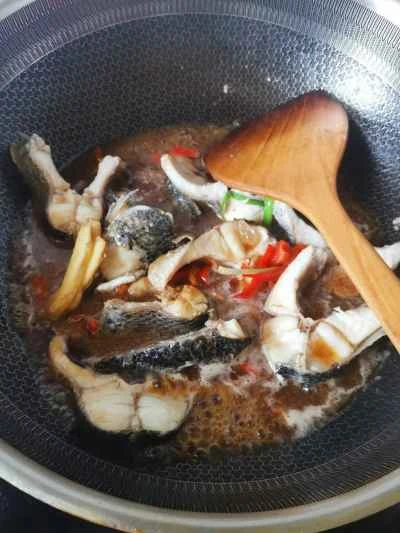 黒鯉の煮込みレシピ手順：6