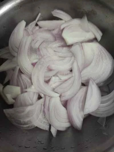 玉ねぎと卵で炒めた里芋と春雨の作り方：2