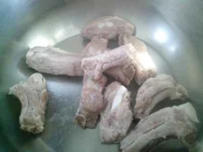 油で揚げた三角の夜咲き花と豚スペアリブの煮込みの作り方：4