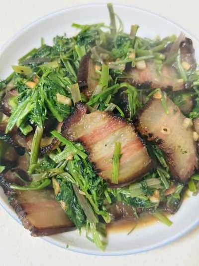 野生セロリと塩漬け豚肉の炒め物のレシピ