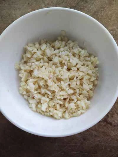 ニンニク入り蒸しベビーチンゲン菜ロールの作り方：2