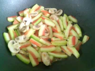 スイカの皮とキノコの炒め物の作り方：8