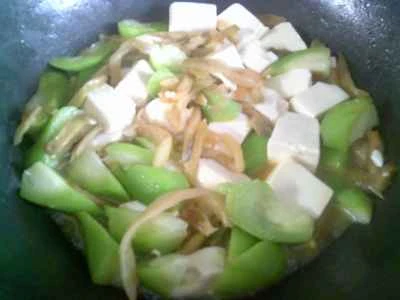 漬けカラシナ、細切りヘチマ、角切りヘチマを使った豆腐の煮込みの作り方：10