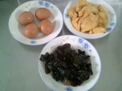 黒キノコと卵の揚げパン生地の三角形を作る手順：1