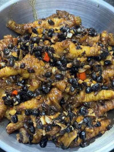 発酵黒豆とニンニクを使った蒸し鶏の足の作り方：9