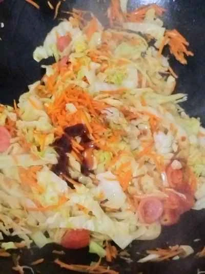 キャベツとニンジンとソーセージの炒め物の作り方：7