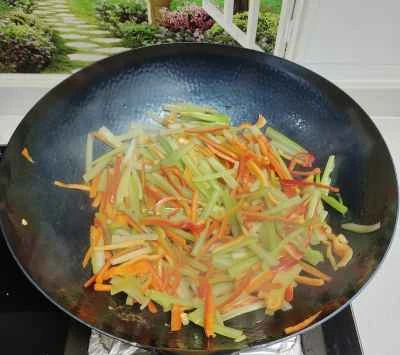 セロリと赤唐辛子の炒め物の作り方：4