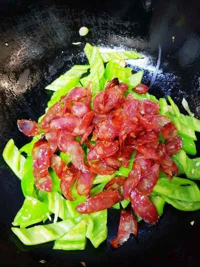 黒豆ソースとピーマンの中華ソーセージ炒めの作り方：5