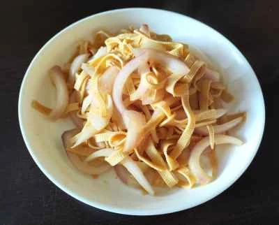玉ねぎの細切りと豆腐の皮の細切り炒めの作り方：7