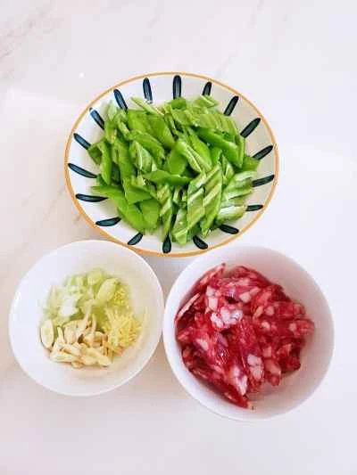 黒豆ソースとピーマンの中華ソーセージ炒めの作り方：2