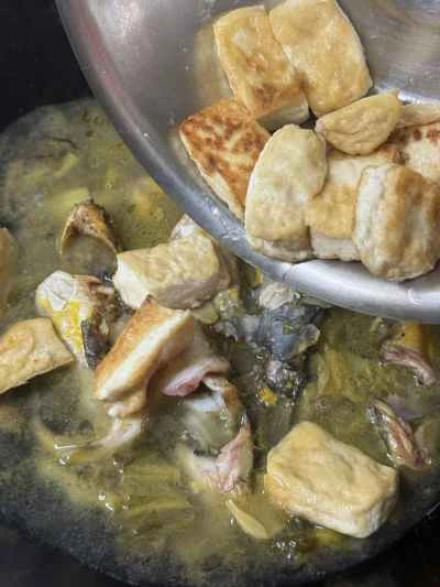 キャベツと豆腐のピクルスで煮込んだ黄ナマズの作り方：12